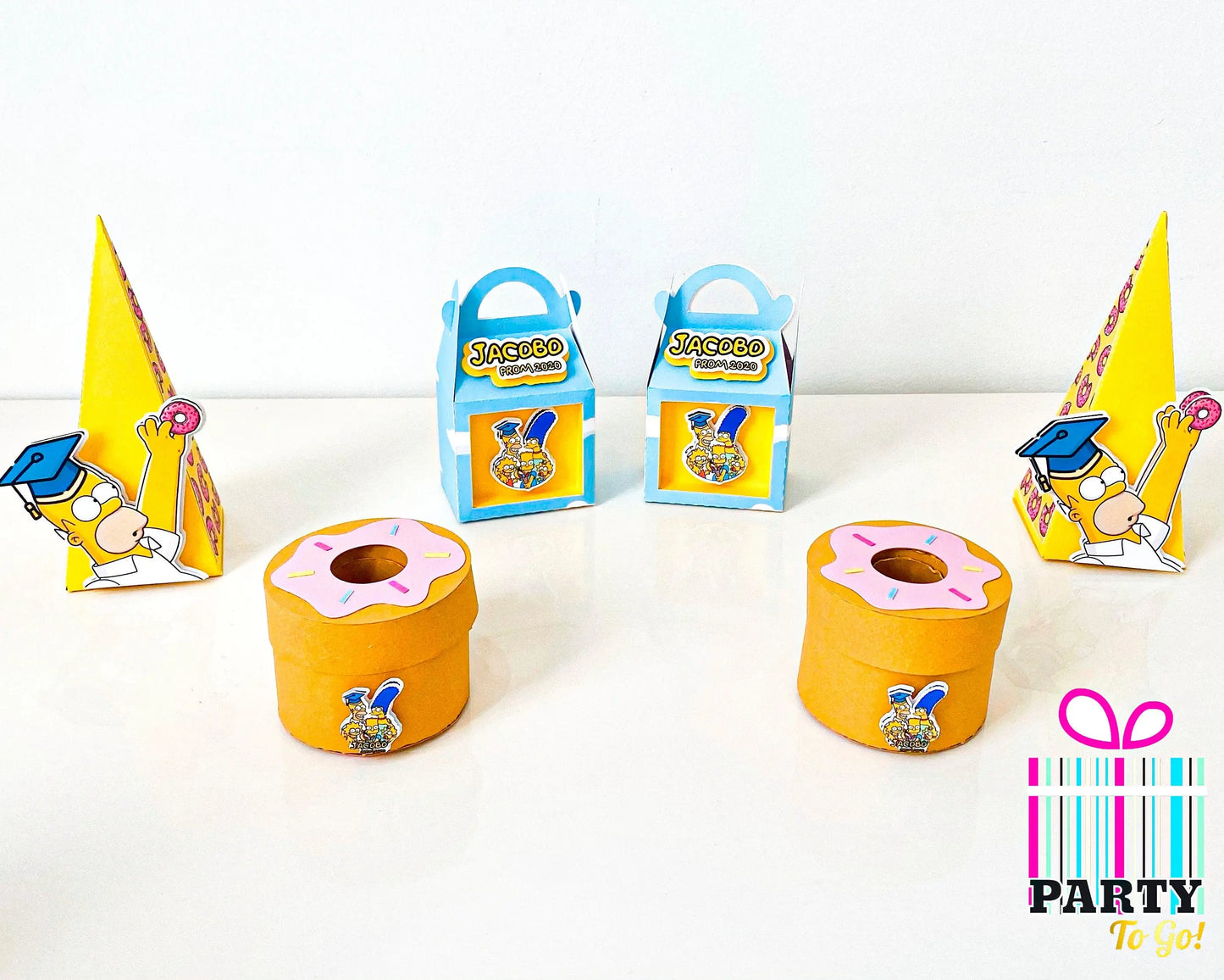 The Simpsons Graduation Party Decor Box – Full Personalized Party Set with Banner, 3D Name Letters, Favor Boxes & Pringles Mi tienda