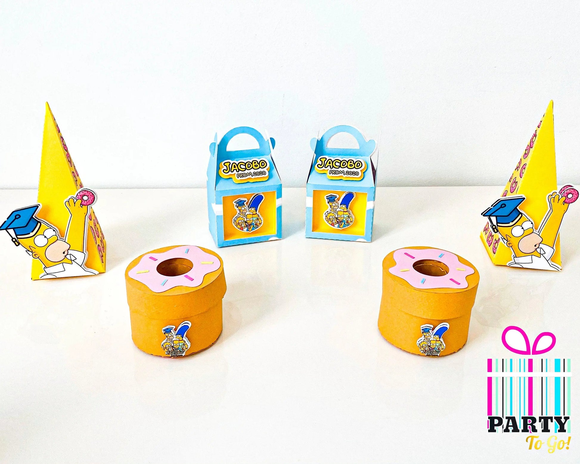 The Simpsons Graduation Party Decor Box – Full Personalized Party Set with Banner, 3D Name Letters, Favor Boxes & Pringles Mi tienda