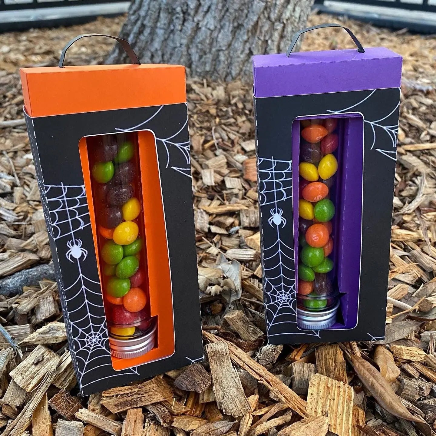Halloween Treat & Craft Box – Kids Party Favor Set with Skittle, Hershey’s Bar, Pringles and Drink Mi tienda
