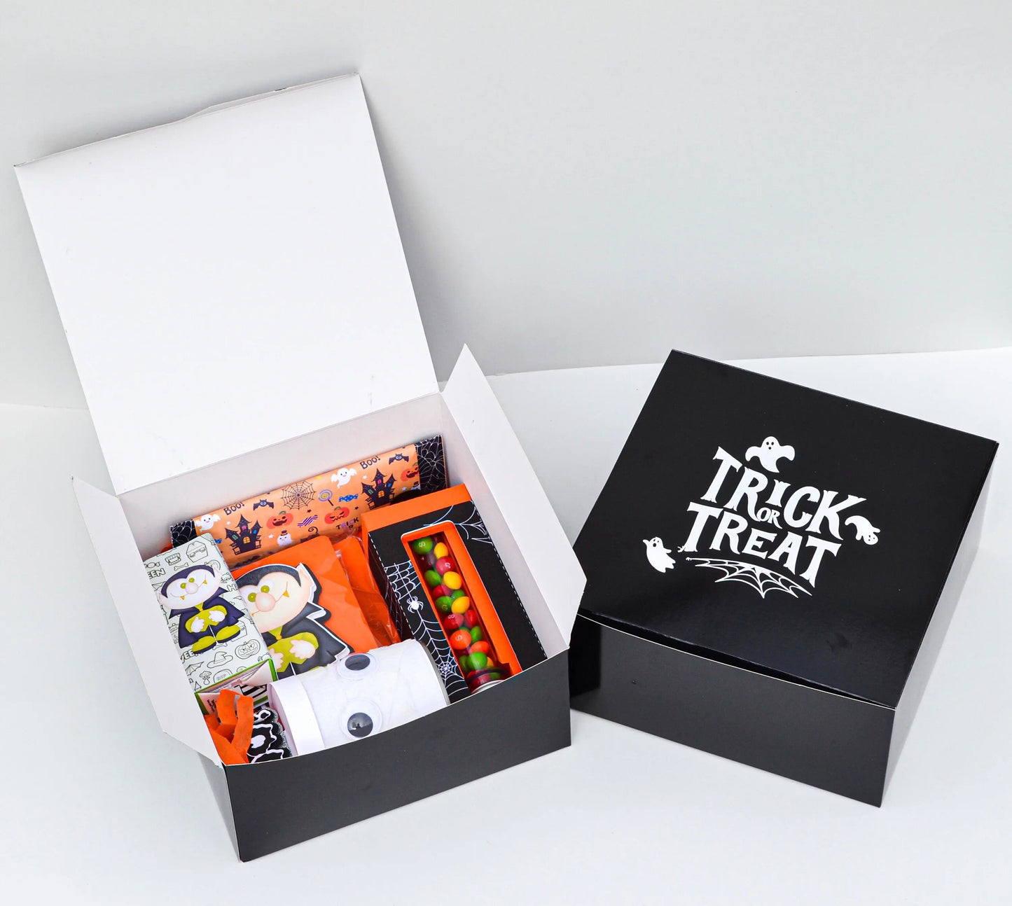 Halloween Treat & Craft Box – Kids Party Favor Set with Skittle, Hershey’s Bar, Pringles and Drink Mi tienda