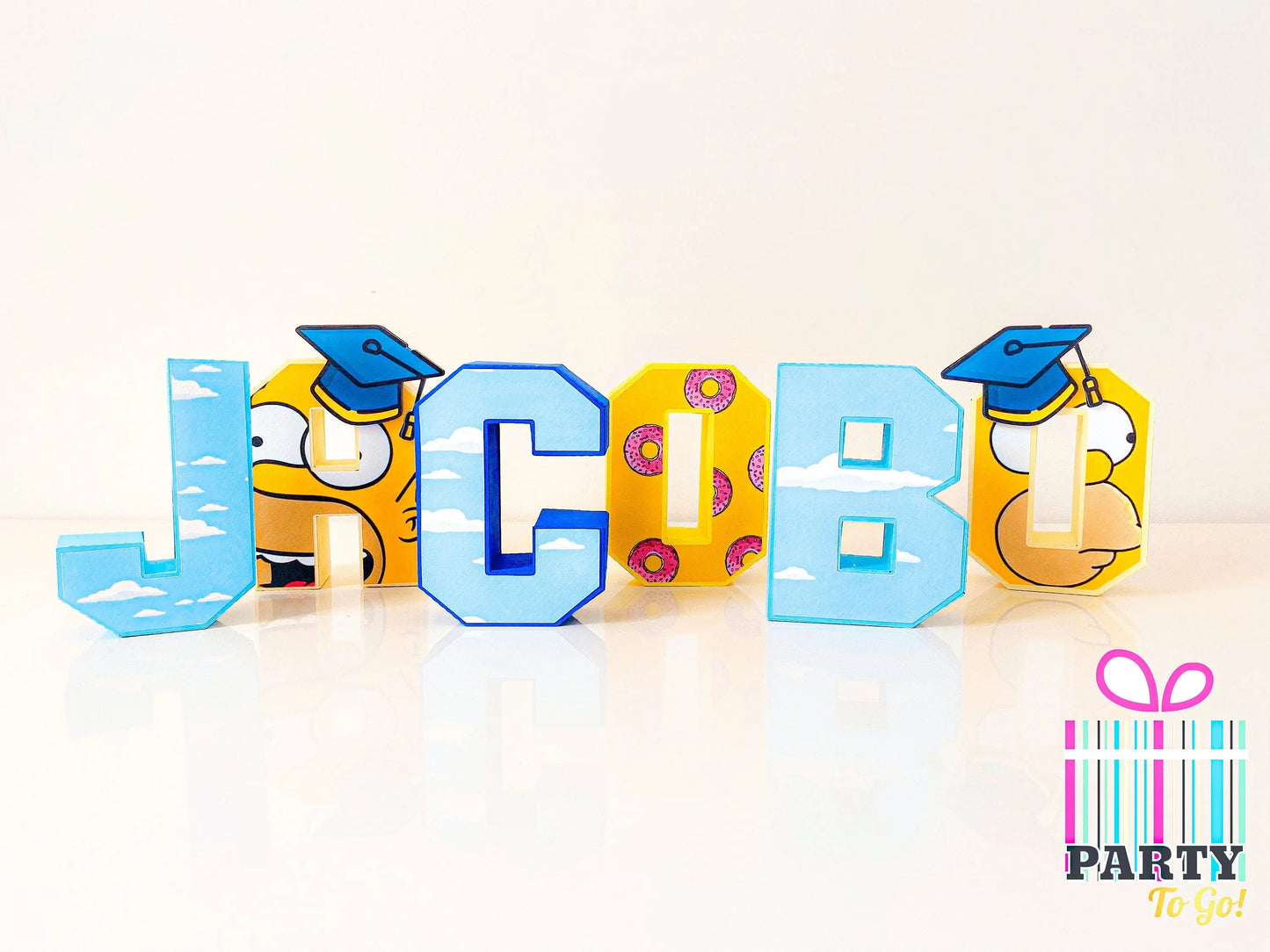The Simpsons Graduation Party Decor Box – Full Personalized Party Set with Banner, 3D Name Letters, Favor Boxes & Pringles Mi tienda