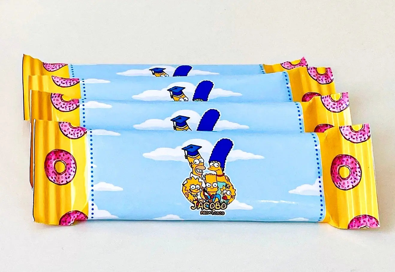The Simpsons Graduation Party Decor Box – Full Personalized Party Set with Banner, 3D Name Letters, Favor Boxes & Pringles Mi tienda