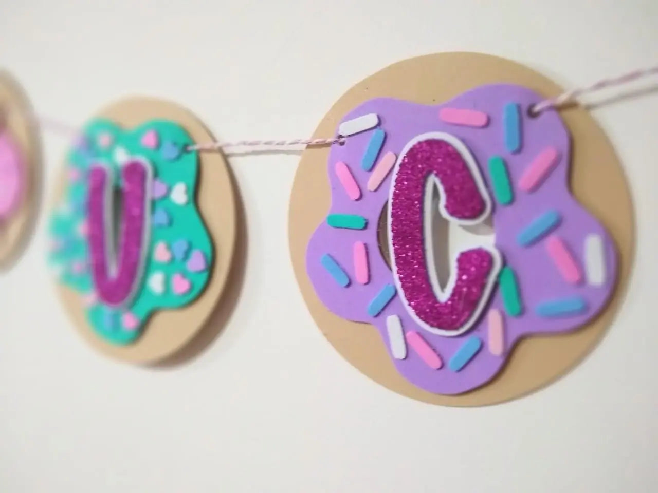 Donut Happy Birthday Banner, Pastel Sprinkle Garland with Glitter Letters, Custom Name Option, Donut Party Decoration Mi tienda